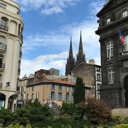 Nid Douillet Sur Plateau * Clermont-Ferrand